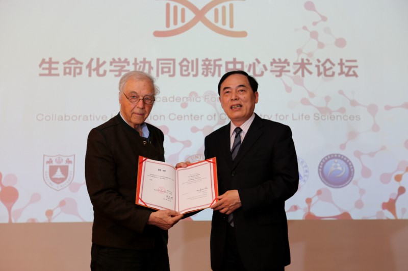 陈校长为Huber教授颁发证书
